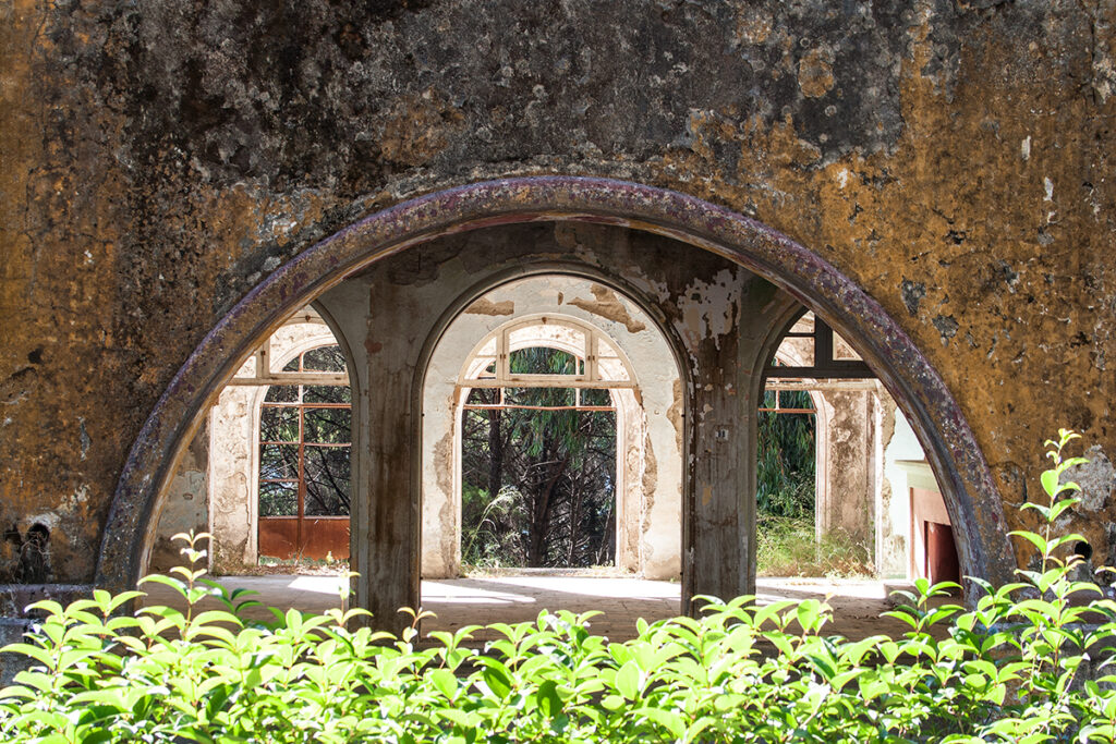 ruiny starego sanatorium, zdjęcie Marek Englisz