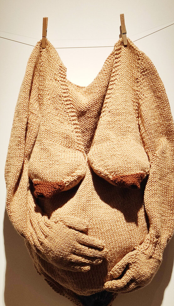 Ariana Macedo Dominguez/Peru:”Born a Caregiver”2023, 50 x 70 x 20 cm Obiekt Textile Art autor Adriana Macedo Domingues